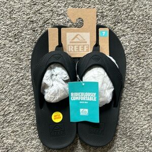 REEF. NWT. MEN’S Size 7 black flip flop sandal. BOTTLE OPENER IN SOLE! How COOL!